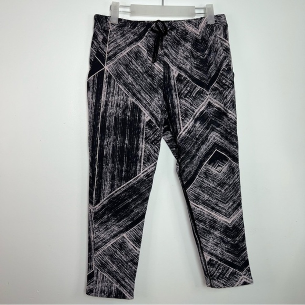 Lululemon Black & White Geometric Print Straight Leg Leggings Size 6